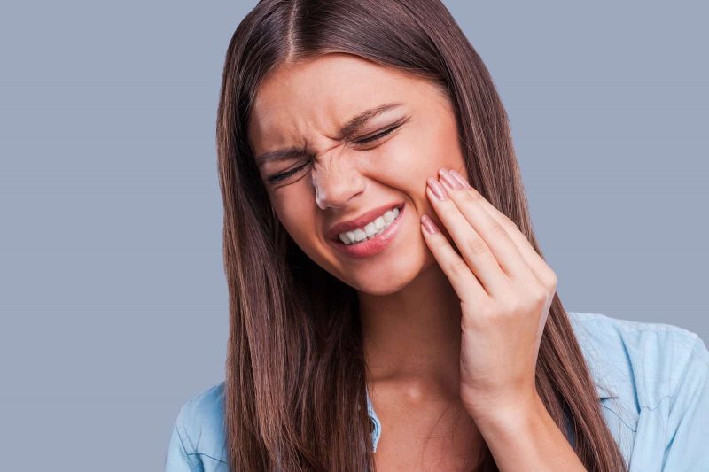 Đau nhức là biểu hiện điển hình của tình trạng sâu răng hàm