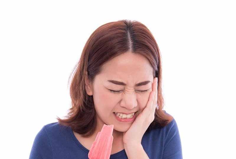 Ê buốt răng sau khi sinh do nhiều nguyên nhân gây ra