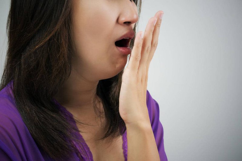 Hôi miệng là một trong những dấu hiệu của viêm lợi mưng mủ