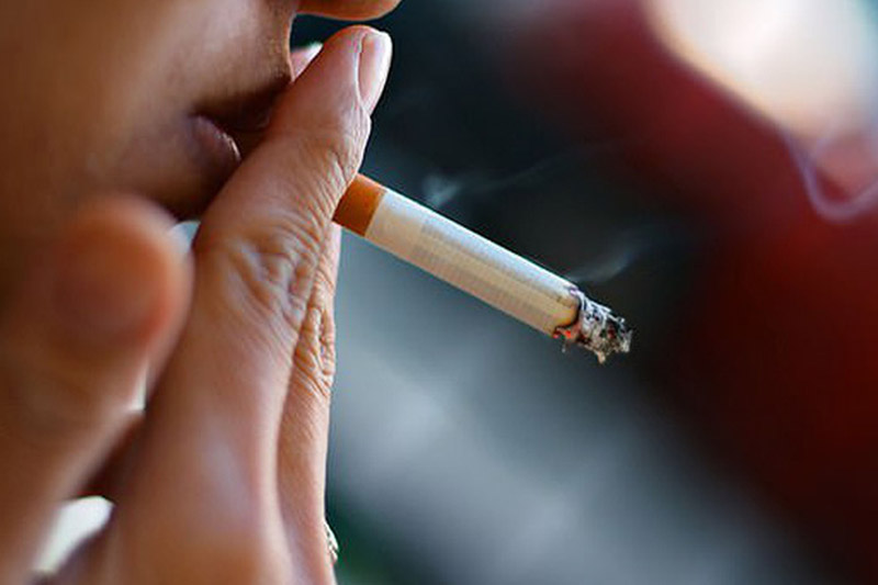 Hút thuốc lá cũng là nguyên nhân hàng đầu gây nấm miệng ở người lớn