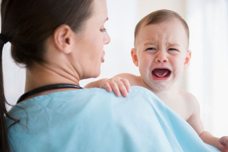 Trẻ dễ quấy khóc và khó chịu khi bị bệnh nấm trong khoang miệng
