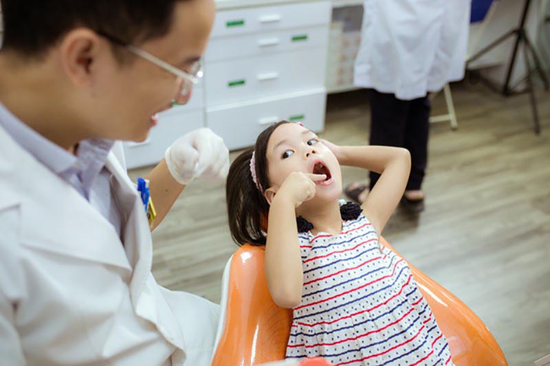Khi đến nha khoa để khắc phục tình trạng này, trẻ cũng sẽ được các bác sĩ hướng dẫn cách chăm sóc răng miệng cho bản thân
