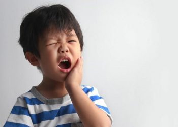 Trẻ có thể bị viêm nhiễm gây đau nhức nếu chân răng sót lại bị vi khuẩn tấn công.