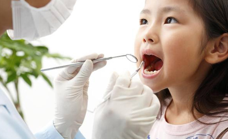 Đến khám và nhổ răng cho bé tại nha khoa khi có những dấu hiệu mọc răng bất thường.