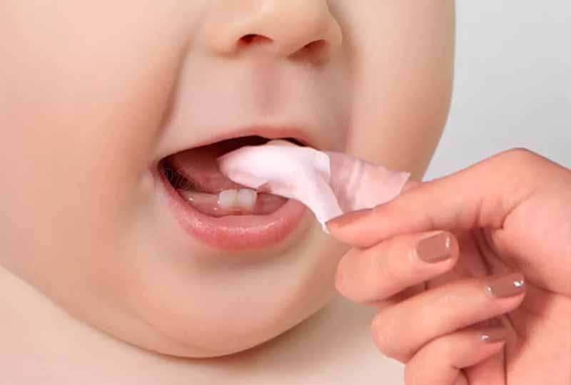 Rơ lưỡi vệ sinh răng miệng cho con ngay từ khi còn nhỏ