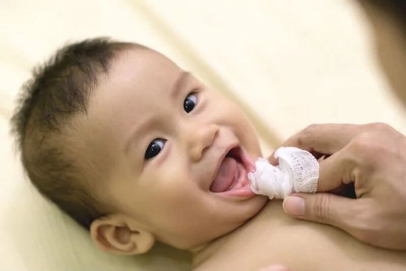 Rơ lưỡi trẻ sơ sinh bằng gì hàng ngày để có thể làm sạch và phòng ngừa các bệnh về răng miệng hiệu quả