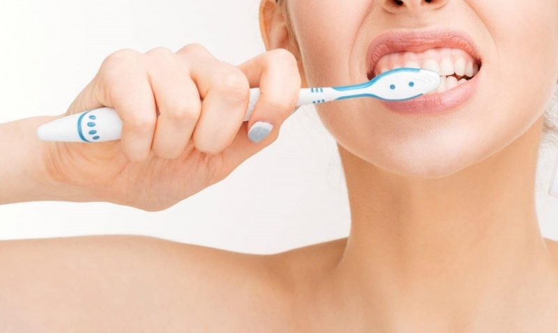 Đánh răng thường xuyên nhưng sai cách cũng là nguyên nhân khiến bạn bị sâu răng nổi hạch