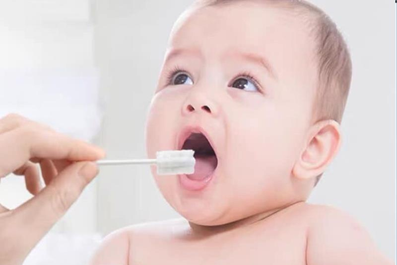 Rơ lưỡi và vệ sinh miệng thường xuyên cho bé để hạn chế chứng tưa đầu lưỡi