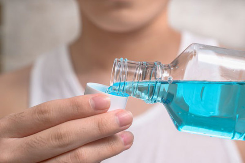 Người bệnh cần sử dụng nước súc miệng để loại bỏ mảng bám trên răng
