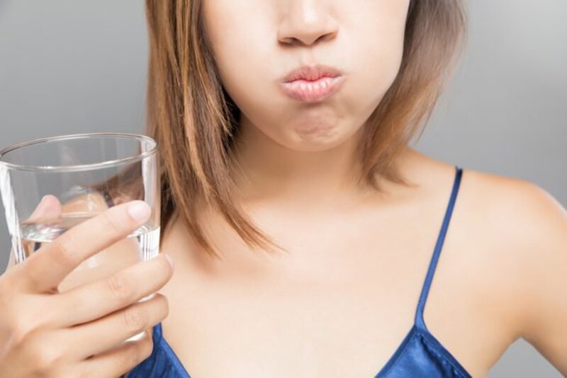 Súc miệng nước muối thường xuyên sẽ giúp tiêu giảm tình trạng viêm lợi