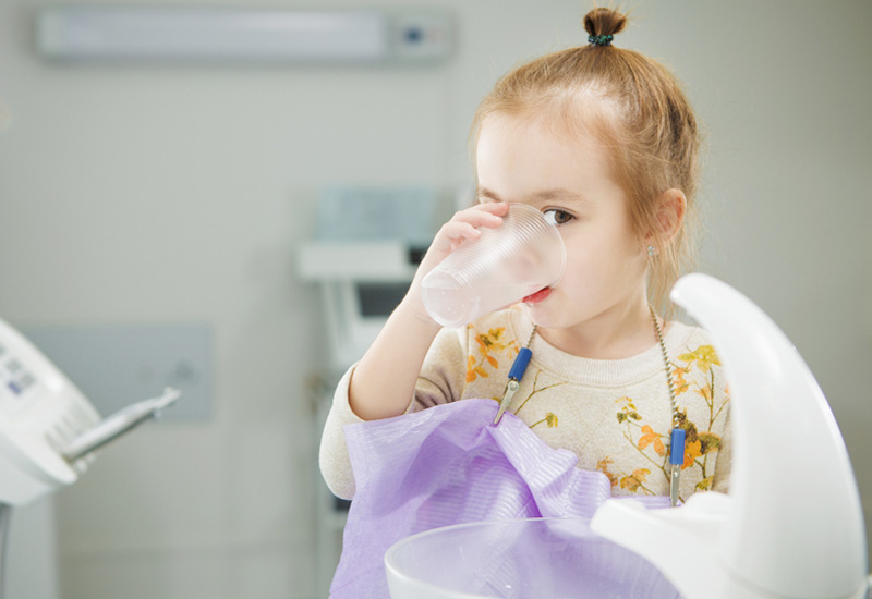 Cho trẻ súc miệng bằng nước muối là một cách để điều trị viêm lợi