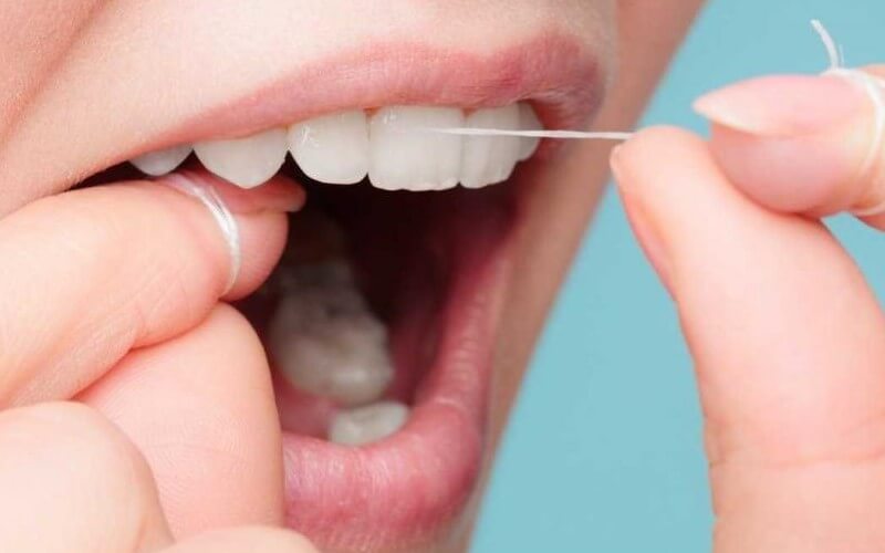 Dùng chỉ nha khoa giúp tăng hiệu quả vệ sinh răng miệng