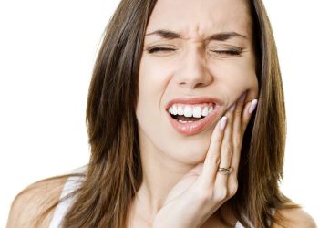 Đau răng khi nhai thức ăn là tình trạng khá phổ biến