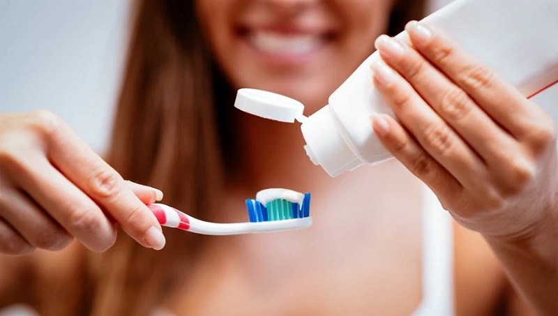 Luôn vệ sinh răng miệng sạch sẽ để giữ độ trắng sáng được lâu hơn