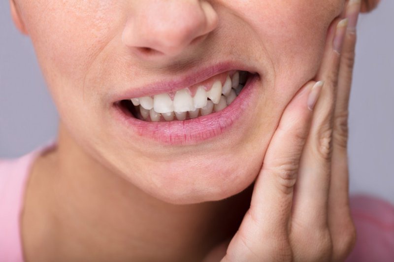 Đau nhức là triệu chứng đầu tiên bạn có thể nhận biết được khi răng bị viêm tủy