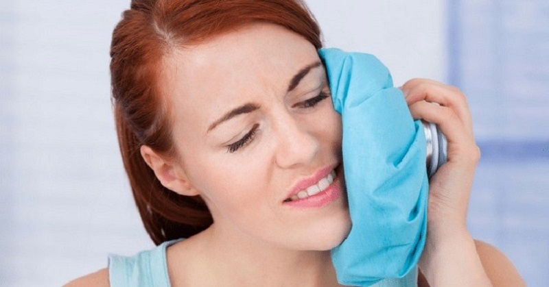Sau khi nhổ răng khôn, bạn hãy chườm lạnh để giúp giảm đau