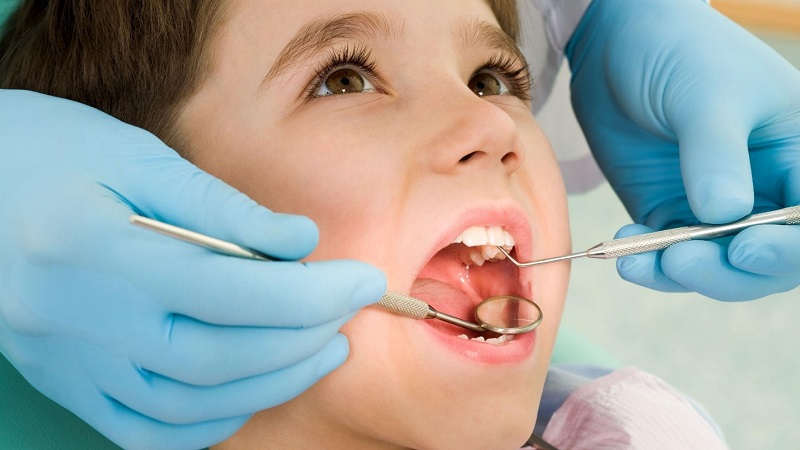 Cho bé đi khám răng định kỳ để phòng ngừa bệnh răng miệng