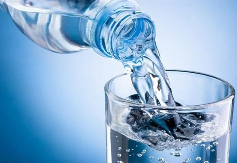 Nhiệt miệng nên thường xuyên uống nước lọc