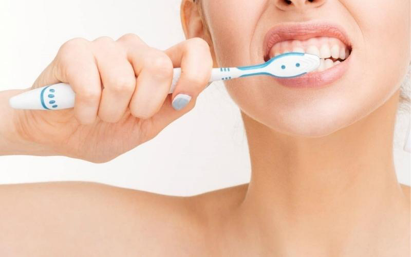 Đánh răng sạch sẽ, thường xuyên để ngăn ngừa nấm lưỡi