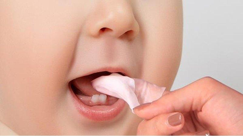 Chú ý vệ sinh khoang miệng sạch sẽ cho bé ngay cả khi đã khỏi bệnh