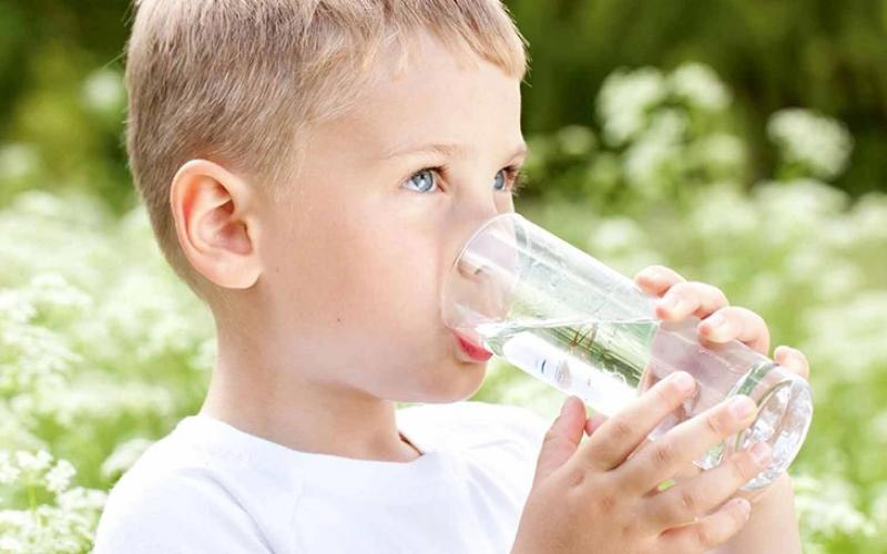 Trẻ bị nhiệt miệng nên uống nhiều nước lọc