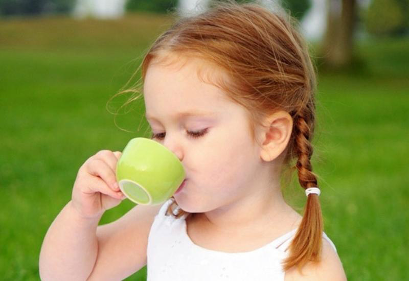 Trẻ nhỏ vẫn có thể uống các loại trà để thanh nhiệt, tiêu viêm