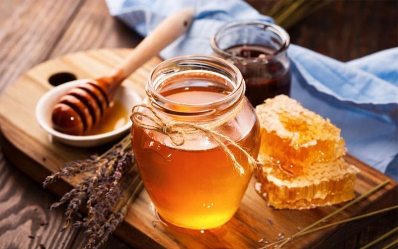 Cách chữa nhiệt miệng bằng mật ong là phương pháp đơn giản, dễ thực hiện