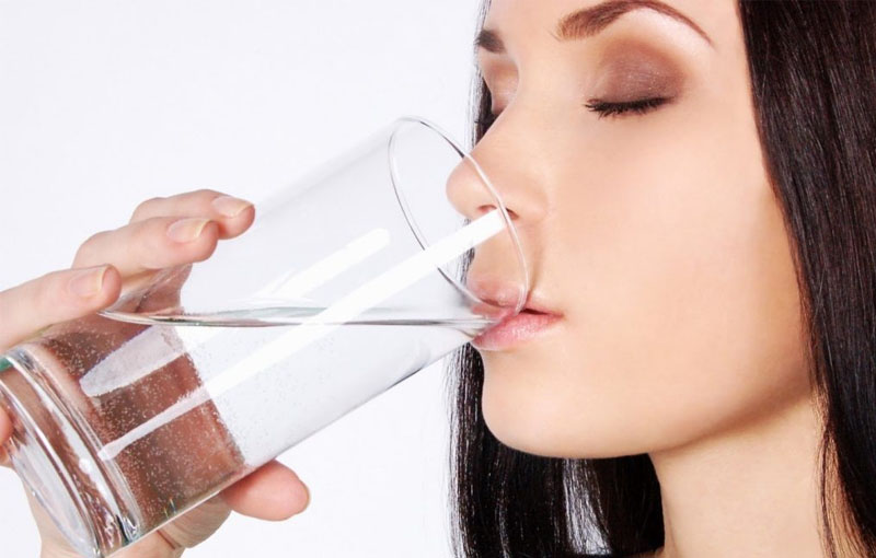 Súc miệng bằng nước muối là một trong những cách điều trị nhiệt miệng nhanh tại nhà