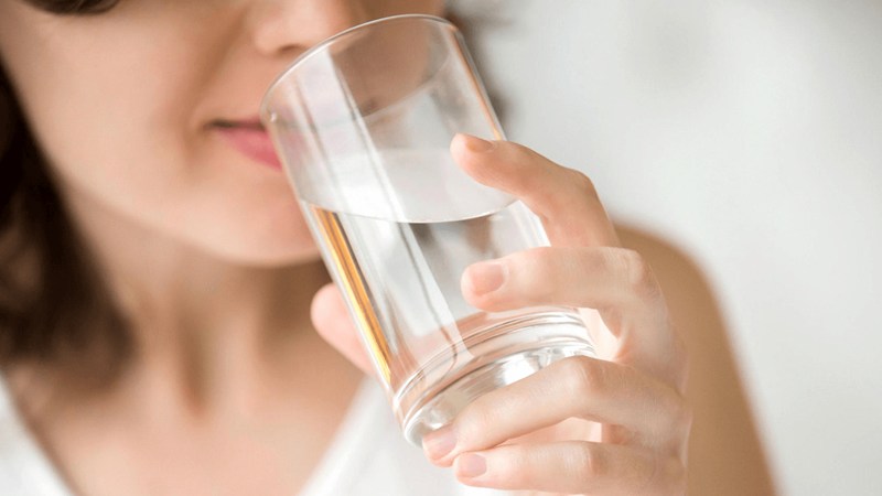 Uống nhiều nước là một cách để cái thiện mùi hơi thở