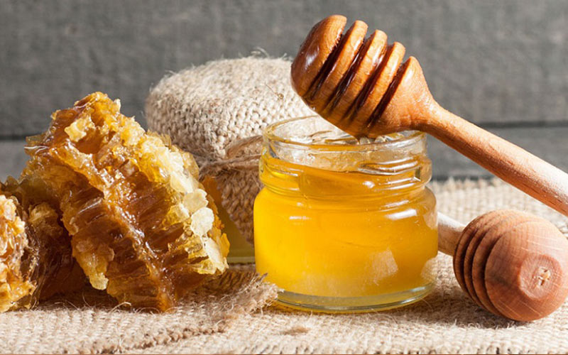 Sử dụng mật ong nguyên chất đã được kiểm định chất lượng để đảm bảo an toàn cho bé khi sử dụng