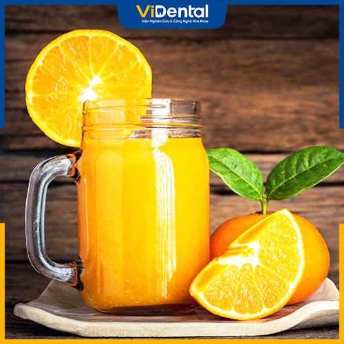 Uống nước cam giúp thanh nhiệt, tăng sức đề kháng cho trẻ nhỏ