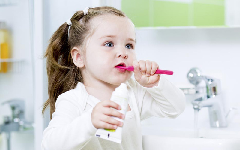 Bé nên giữ thói quen vệ sinh răng miệng hàng ngày