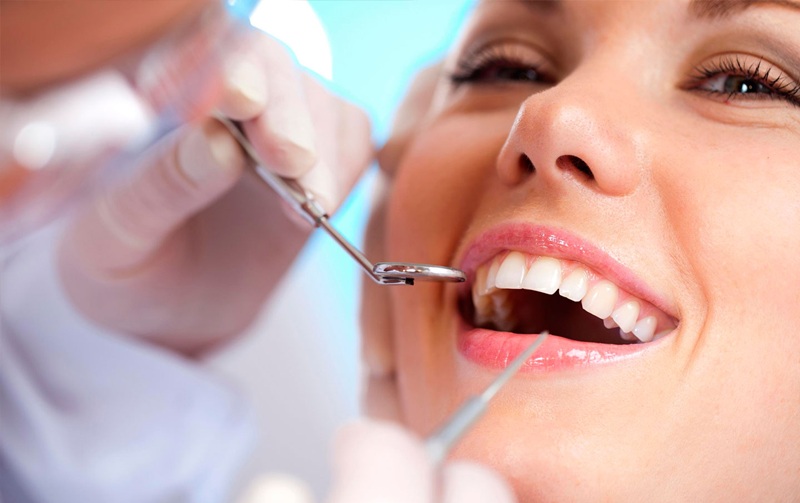 Lấy cao răng định kỳ giúp hạn chế tình trạng chảy máu chân răng