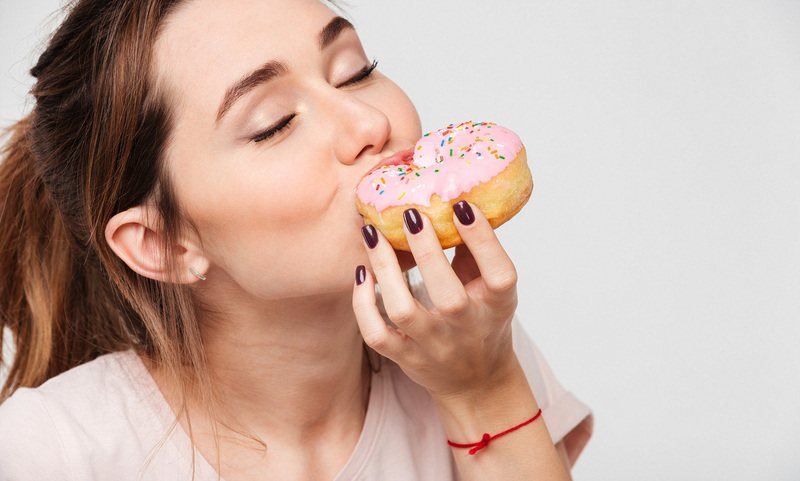 Ăn nhiều đồ ngọt trong giai đoạn nghén làm tăng nguy cơ bị chảy máu chân răng