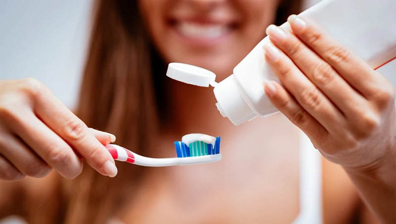 Cần vệ sinh răng miệng đúng cách để phòng chảy máu chân răng