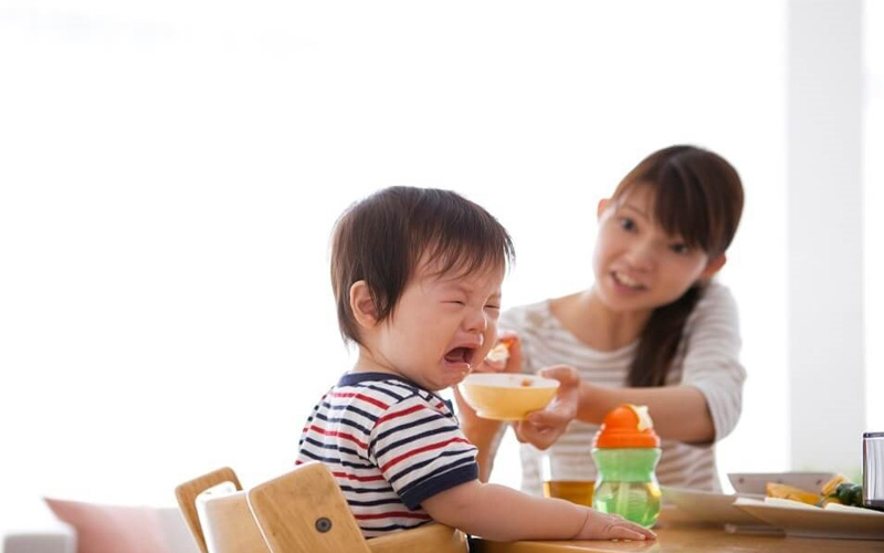 Trẻ bị nấm lưỡi gây nên tình trạng biếng ăn