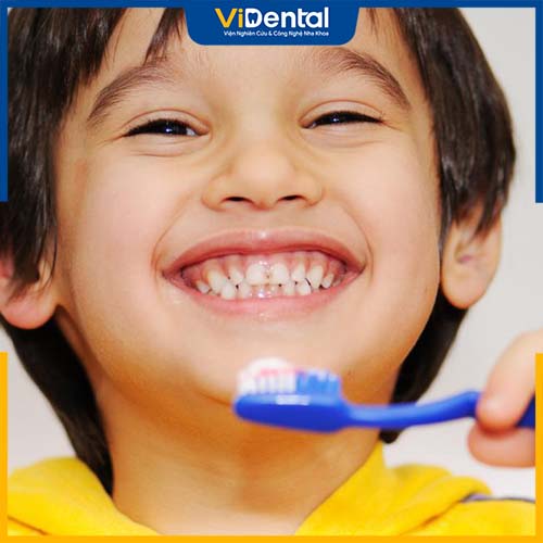 Cha mẹ nên khuyến khích trẻ chải răng hàng ngày