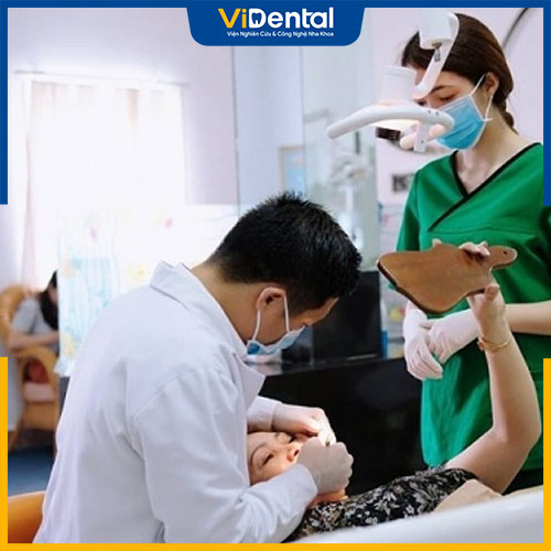 Bác sĩ đang thăm khám cho bệnh nhân tại nha khoa Việt Nha
