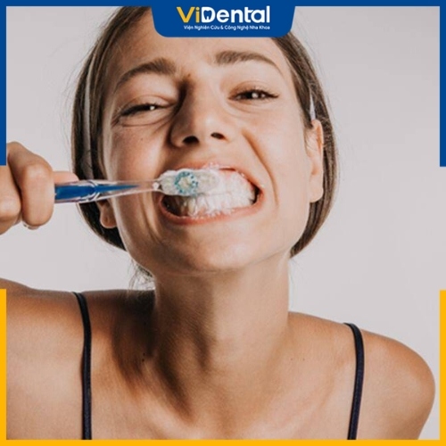 Vệ sinh răng miệng không sạch sẽ gây tình trạng răng bị ố vàng